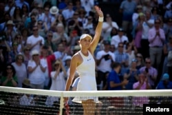 Рыбакина Wimbledon жарысының жартылай финалында жеңіске жеткен сәт. 7 шілде 2022 жыл.