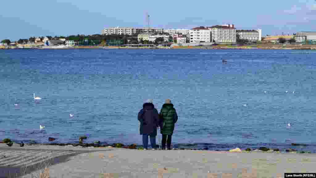 Жінки милуються краєвидом і дихають свіжим морським повітрям