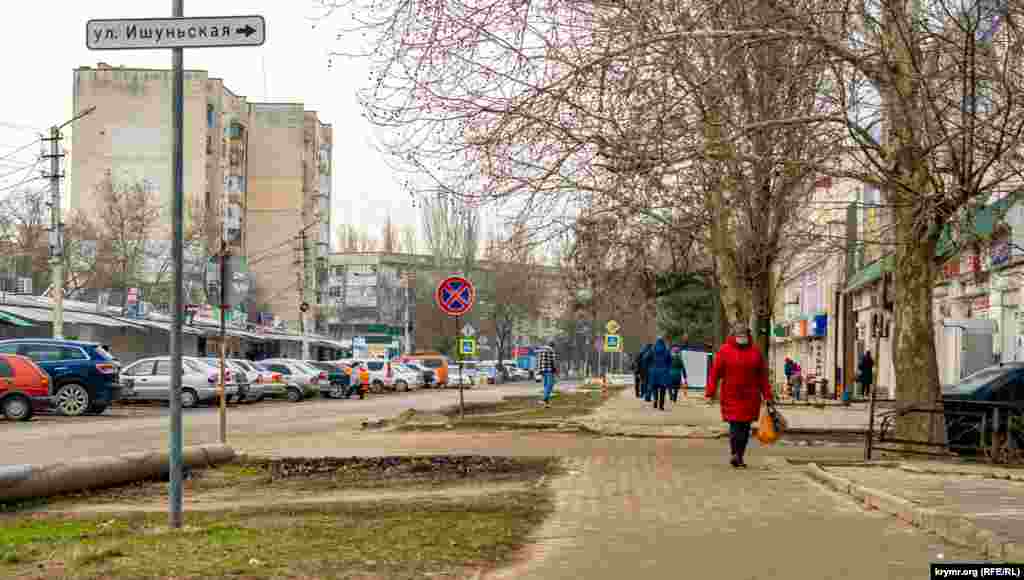 Вулиця Калініна з&#39;єднує центр Красноперекопська з автостанцією та центральним ринком