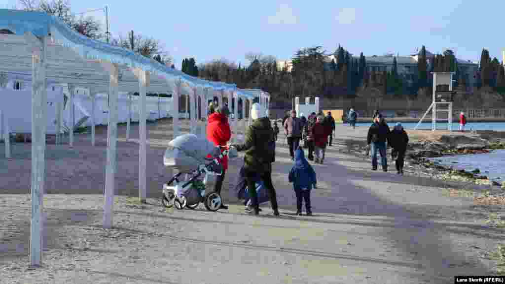 На пляжі також гуляє багато людей