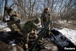 Украинские военнослужащие ведут минометный огонь в сторону российских войск на передовой позиции вблизи города Угледар во время атаки России на Украину в Донецкой области, 11 февраля 2023 года