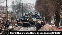 Спалена російська військова техніка після наполегливих боїв на вулиці Вокзальній у Бучі Київської області, 1 березня 2022 року