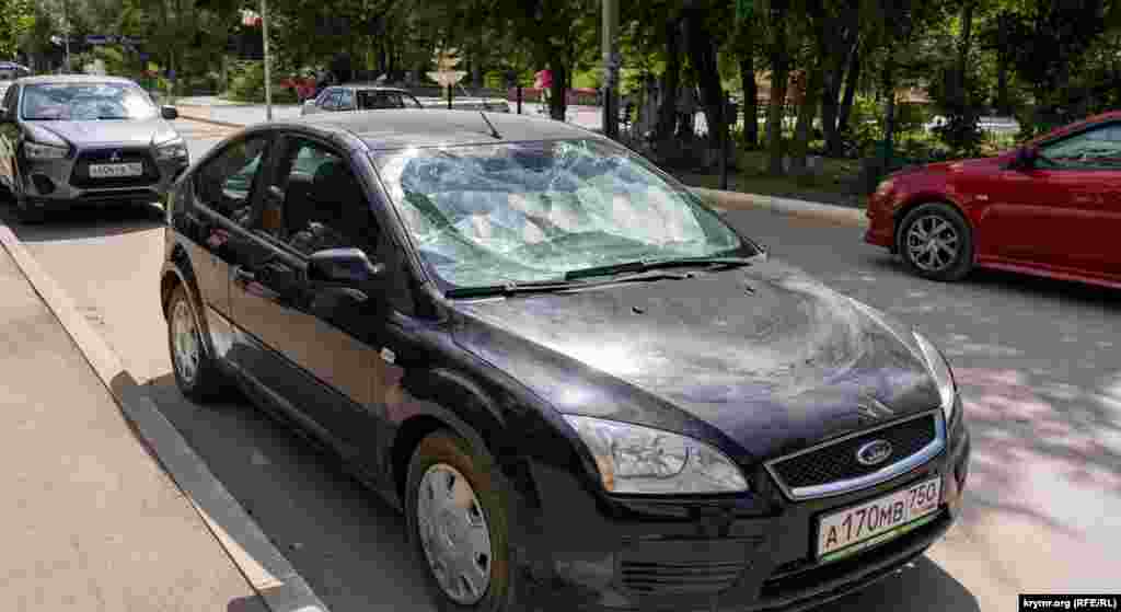 Господар цього &laquo;Форду&raquo; розповів, що на момент вибухів його авто стояло у металевому гаражі. Але це не вберегло його від пошкоджень. Сам гараж &laquo;серйозно сплющило&raquo;, уточнив чоловік