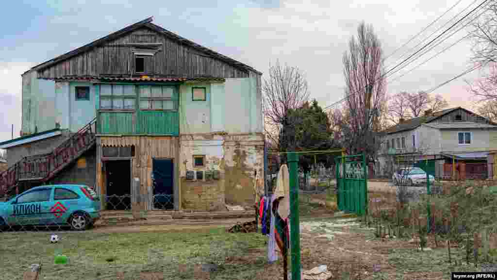 Так звані переселенські будинки на 1-й Промисловій вулиці, що межує із залізниціею. Двоповерхові будинки зводили для приїжджих працівників кількох підприємств у районі нинішньої промзони