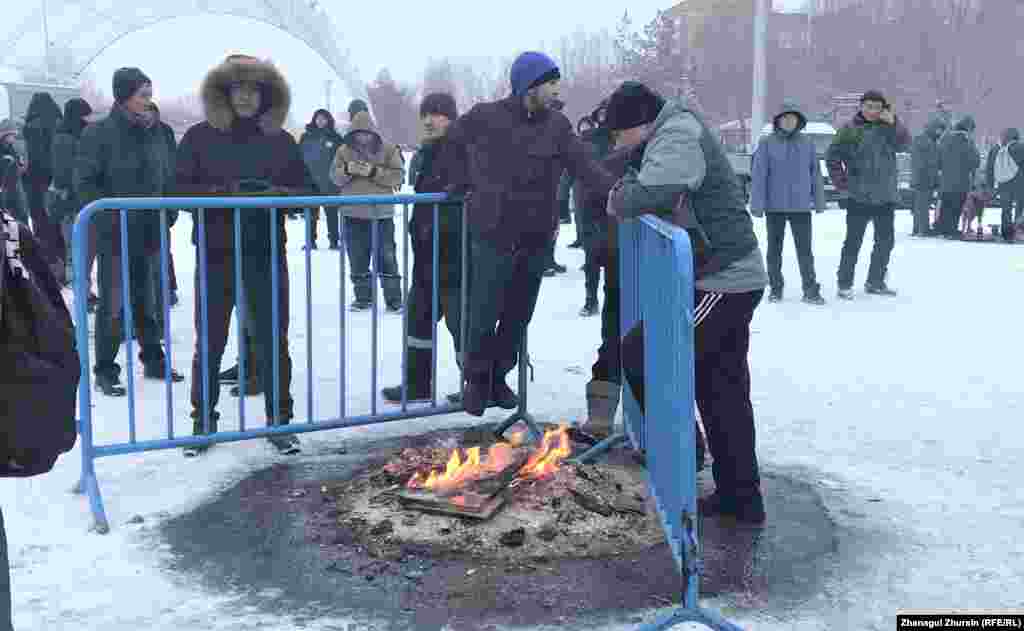 Суықта алаң шетінде от жағып жылынып тұрған демонстранттар.&nbsp;Ақтөбе, 5 қаңтар 2022 ж.