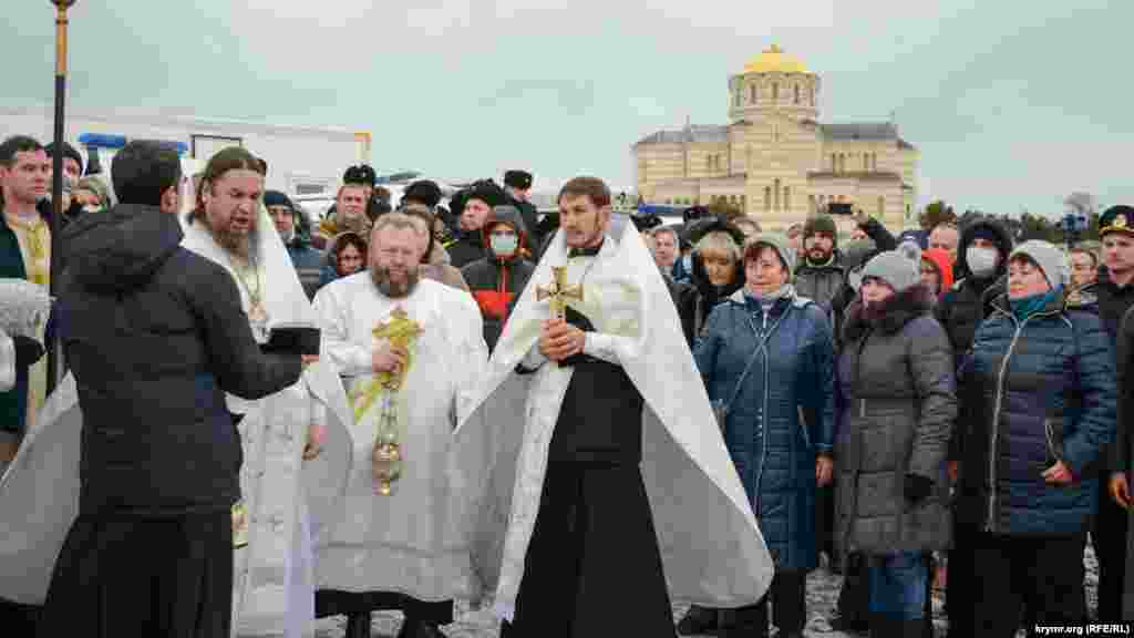 Віряни не носять маски і не дотримуються соціальної дистанції. Ці заходи рекомендують для того, щоб не заразитися коронавірусною інфекцією