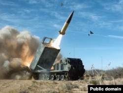 Американская реактивная система залпового огня M270 MLRS осуществляет пуск тактической ракеты ATACMS. Иллюстративное фото