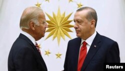 د عکس ښي لور ته د ترکیې ولسمشر رجب طیب اردوغان او چپ لور ته د امریکا د متحدو ایالتونو ولسمشر جو بایډن