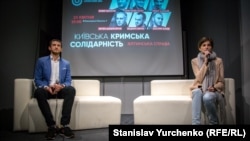 Проектний директор «Кримського дому» Алім Алієв та спікер міжнародної правозахисної організації «Amnesty International Україна» Марія Гур'єва на заході «Київської Кримської солідарності». Київ, 25 квітня 2018 року