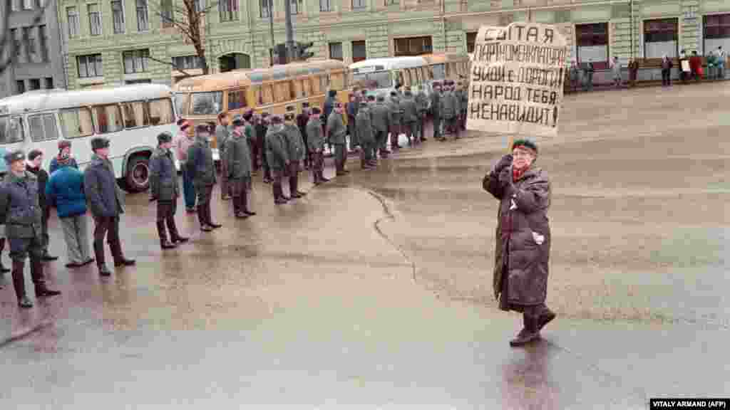 Жінка на акції протесту проти захоплення радянськими військами телецентру у Вільнюсі після проголошення виходу Литви зі складу СРСР. Москва, 13 січня 1991 року