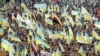 Київ, 30 вересня 1990 року. Мітинг Народного руху України, на якому закликали до виходу України зі складу СРСР. Окрім синьо-жовтих прапорів, майорять і червоно-чорні. Менші ніж через рік було проголошено Незалежність України