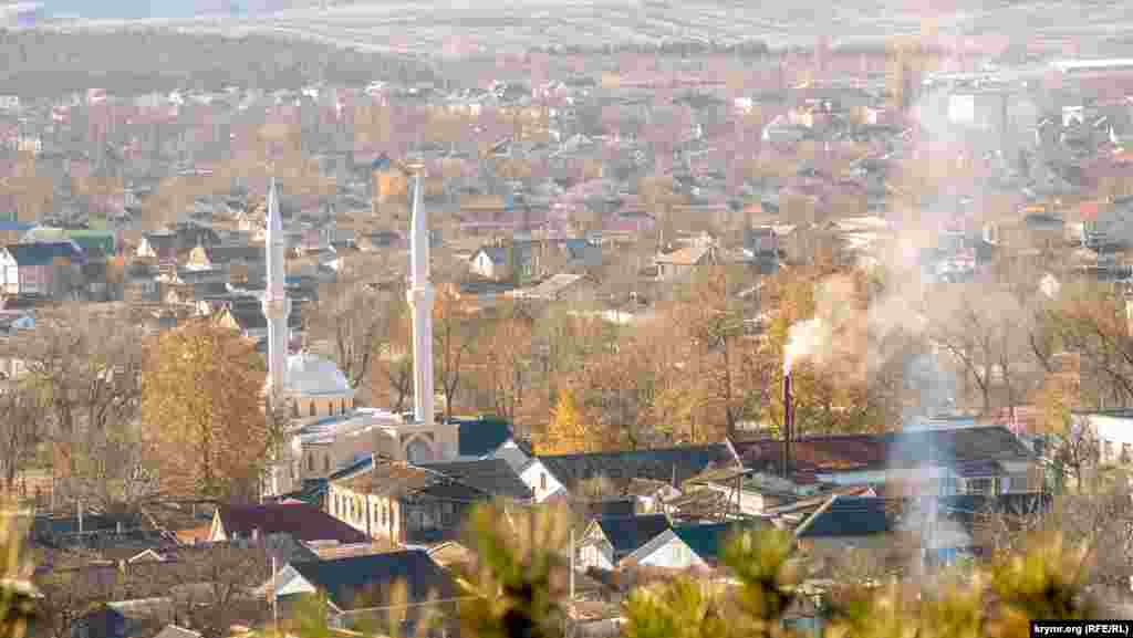 Ярмаркової метушні в центрі міста з пагорба Дорт-Куль не видно