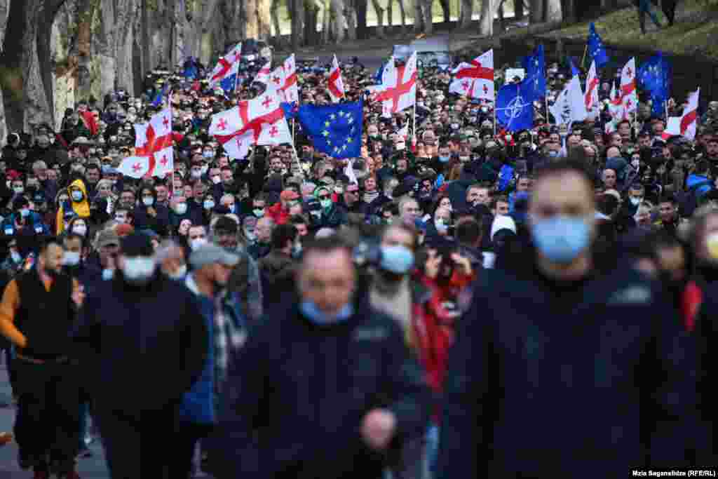 15 листопада, Тбілісі, Грузія. Мітинг на підтримку Михаїла Саакашвілі, який оголосив голодування у в&#39;язниці. Саакашвілі, колишнього президента Грузії (з 2004 до 2013 року), було заарештовано невдовзі після приїзду до Грузії&nbsp;з України