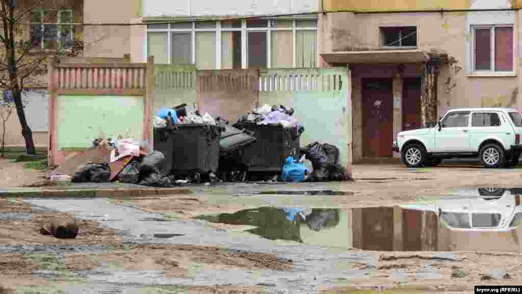 Гори мішків зі сміттям лежать у дворах