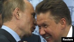 Президент Росії Володимир Путін (ліворуч) та керівник російського «Газпрому» Олексій Міллер. Архівне фото