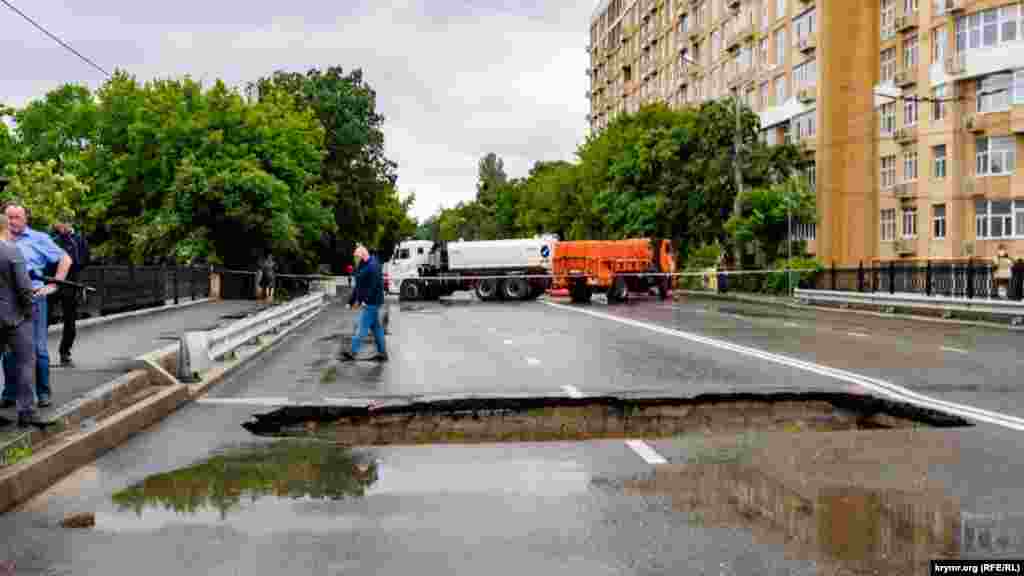 Велика вода вимила отвір в асфальтовому покритті мосту через Салгир на вулиці Толстого