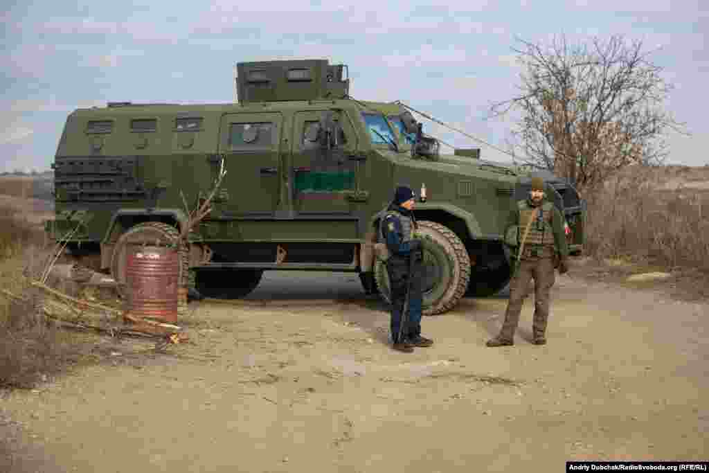 Дорогою зустрічаємо багато патрулів поліції і Нацгвардії. В зоні проведення ООС усе ще діє режим &laquo;жовтий&raquo;, але розведення фактично відбулося, і він може завершитися уже з неділі (Режим &laquo;жовтий&raquo; &ndash; військові можуть, зокрема, перевіряти документи в цивільних, затримувати в разі відсутності їх, використовувати транспорт чи мобільні телефони громадян за їхньою згодою)