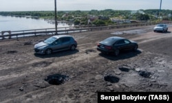 Антонівський міст через Дніпро, який з’єднує окупований Херсон із лівобережжям, після перших ударів по ньому ЗСУ, 20 липня 2022 року