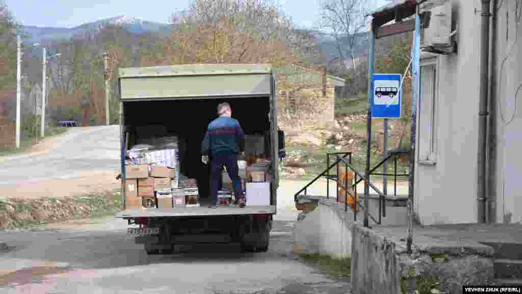 До клубу примикає сільський магазин, до нього привезли товари