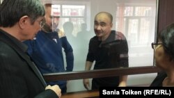 Азаматтық белсенділер Макс Боқаев (оң жақтан екінші) пен Талғат Аян (сол жақтан екінші) сот залында. Атырау, 18 қараша 2016 жыл.