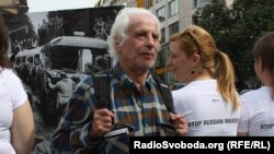 Віктор Файнберг на акції протесту проти агресії Росії щодо України. Прага, 25 червня 2015 року