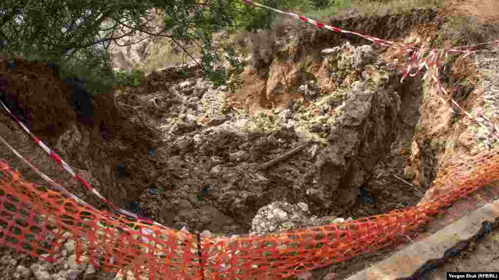 18 червня обвалилася ділянка пішохідної стежки на Царський пляж, причиною стали потужні потоки води після рясних опадів