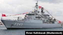 Түркияның теңіз әскери күшіне тиесілі F-243 TCG Yildirim фрегатасы.