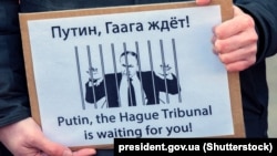 Плакат «Путіне, Гаазький трибунал чекає на тебе!» на акції проти агресії Росії щодо України. Амстердам, Нідерланди, 6 березня 2022 року