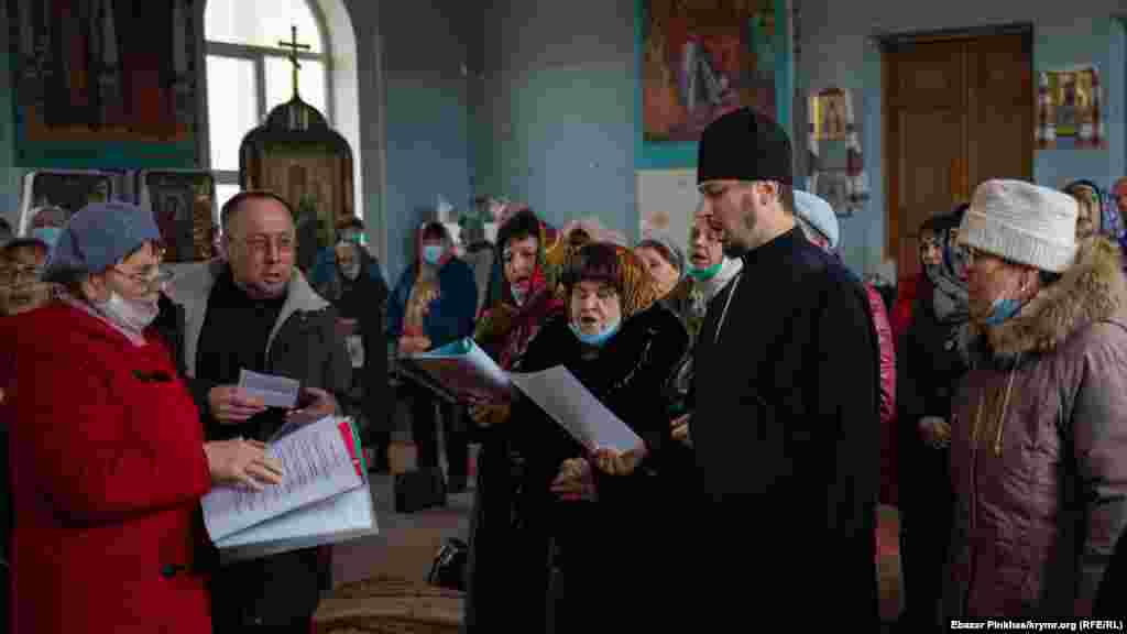 Парафіяни співають колядки після закінчення служби