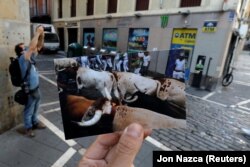 Фотографія «забігу з биками», зроблена 7 липня 2019 року, на тлі того самого місця в Памплоні 7 липня 2020-го