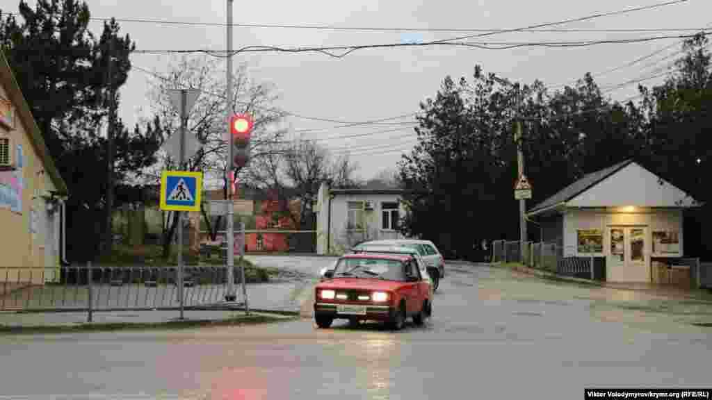 На колись людному перехресті лише два автомобілі