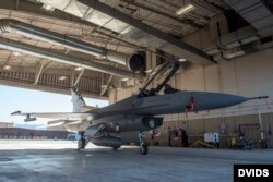 Винищувач F-16 в ангарі на авіабазі Холломан, США. 18 вересня 2019 року