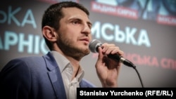 Алім Алієв виступає на заході «Київської Кримської солідарності», присвяченому солідарності з кримськими політв'язнями. Київ, 25 квітня 2018 року