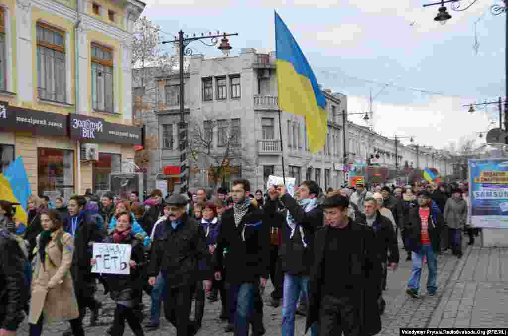 Активісти крокують в бік Верховної Ради Криму по вулиці Карла Маркса