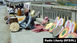 موږ چې کله ودونو ته ځو، ډېره خواري کاږو، خو خلک پر موږ پسخند وهي، موږ هم عزت لرو، زه په سورنا، په ډول او په اتڼ کې استاد يم، خو خلک مو په سپکو نومونو يادوي