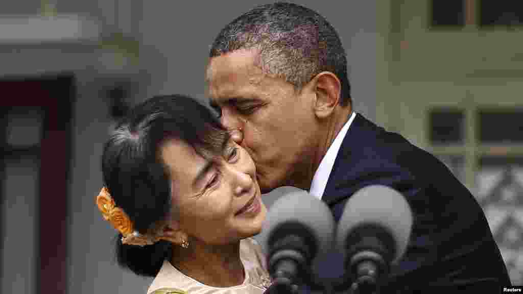 ABŞ prezidenti Barack Obama &nbsp;Burma müxalifətinin dissident lideri Aung San Suu Kyi-nu öpür. 19 noyabr 2012