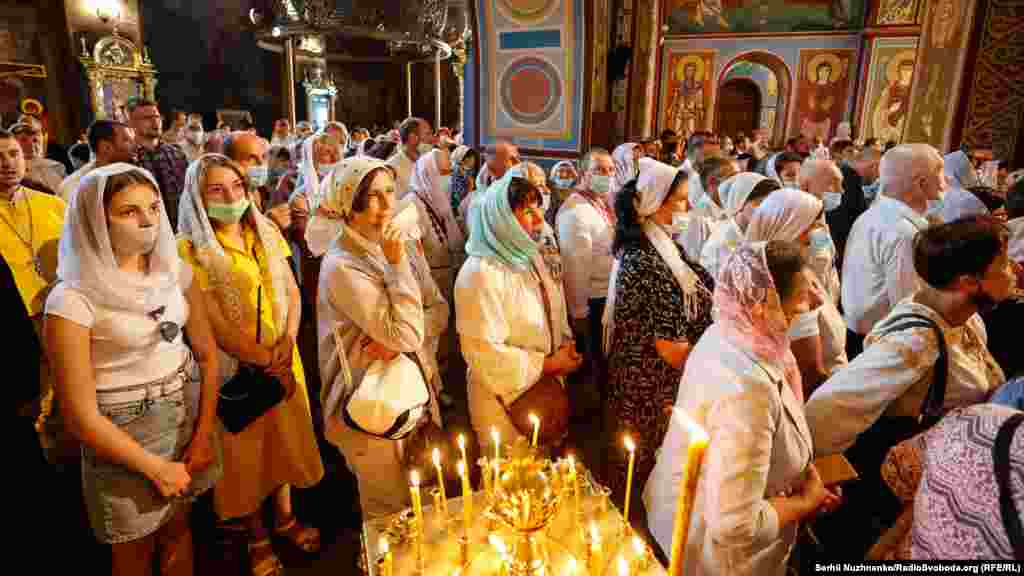 Більшість вірян були в захисних масках. Напередодні, 27 липня, під час заходів УПЦ (Московського патріархату) лише незначна частина учасників урочистостей мала на обличчях захисні маски