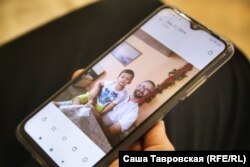 Левіза показує фотографію Нарімана з сином Джемілем, село Первомайське Сімферопольського району, 26 вересня 2021 року