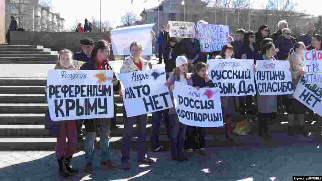 На площу привели дітей. Те, що після мітингу всі, здавши плакати, збиралися біля якогось активіста з відомістю, бачило чимало людей. Чи платили дітям &ndash; невідомо, можливо, батьки отримували за кількість приведених на мітинг &laquo;душ&raquo;.