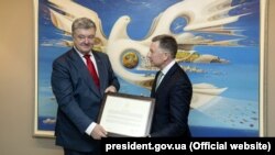 Президент України Петро Порошенко (ліворуч) і спецпредставник Сполучених Штатів Курт Волкер, який вручив керівнику Української д