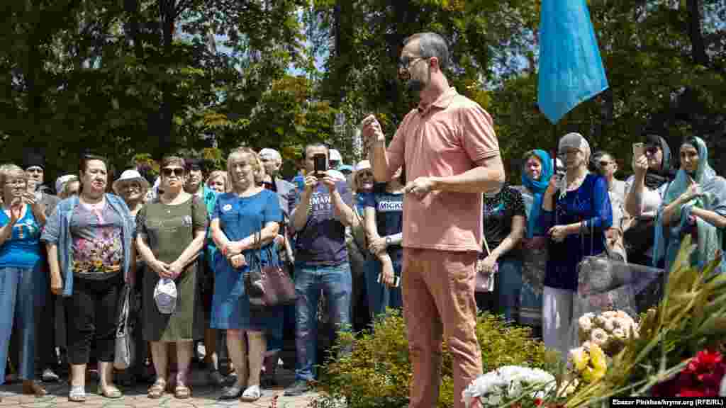 Першим перед присутніми виступив активіст кримськотатарського національного руху Наріман Джелял. У своїй промові він закликав не забувати про трагедію 18 травня. Саме цього дня 75 років тому з півострова був відправлений перший ешелон кримських татар