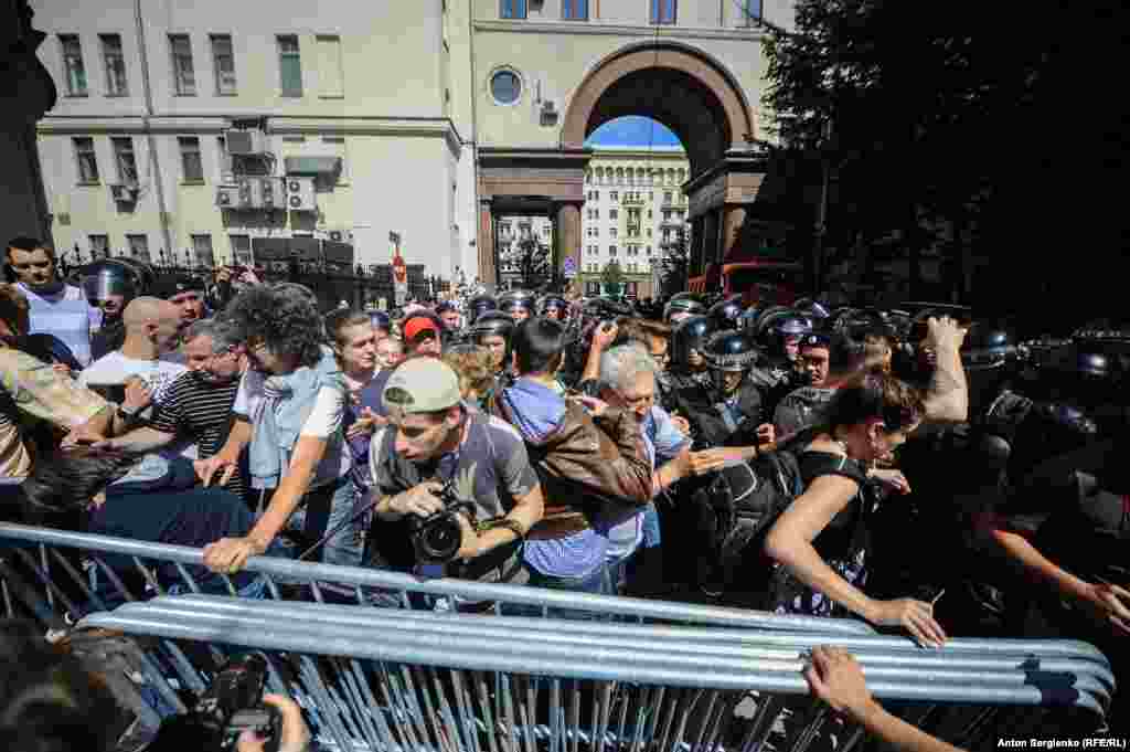 Силовики перекрили виходи на Тверську і не пускали людей до будівлі мерії