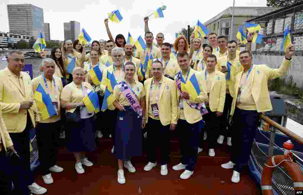 На Іграх в Парижі виступає найменша кількість українських атлетів за всі Олімпіади &ndash; усього 140 спортсмен.&nbsp;Український прапор на відкритті тримали тенісистка Еліна Світоліна та плавець Михайло Романчук