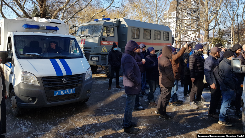 У задній двір суду заїхали дві ГАЗелі. На вулиці чергував КАМАЗ Росгвардії, машина ДПС і кілька службових легкових машин поліції &nbsp;