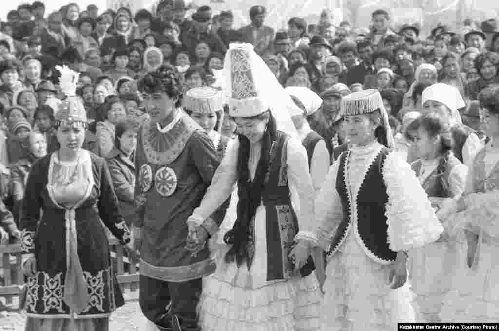 Наурыз мейрамы. Көне салт-дәстүрге арналған театрланған қойылым. 1989 жыл. Алматы. (Фото авторы - А. Павский).