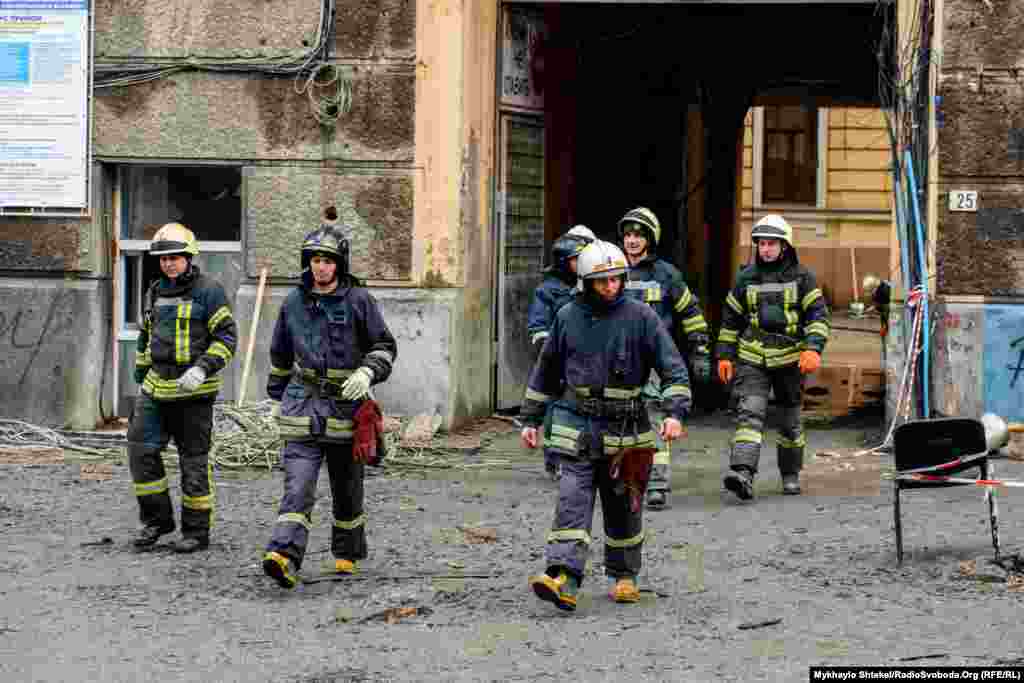 В той же час інша група працівників ДСНС розчищає нижню частину будівлі &ndash; вивозить мусор. В той же час на місті працюють криміналісти &ndash; просіюють попіл в пошуках залишків тіл