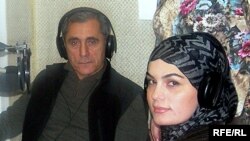 Alim Qasımov və qızı Fərqanə Qasımova AzadliqRadiosunun Bakı Bürosunda, 2007-ci il