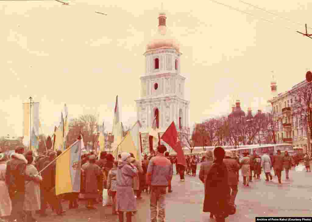 Пізніше труни з тілами Стуса, Литвина і Тихого повезли на Софійську площу, де їх зустрічало дуже багато людей, які, попри острах бути розігнаними силовиками, все одно прийшли провести в останню путь загиблих у радянських тюрмах українських дисидентів. &laquo;Люди ховалися по маленьких вуличках. Як тільки три автобуси з домовинами приїхали, площа раз, і наповнилася. Ми хотіли нести тіла на плечах аж на Байкове. Але КГБісти наполягали, що ні, везти у машинах&raquo;, &ndash; пригадує колишній політв&rsquo;язень Василь Овсієнко