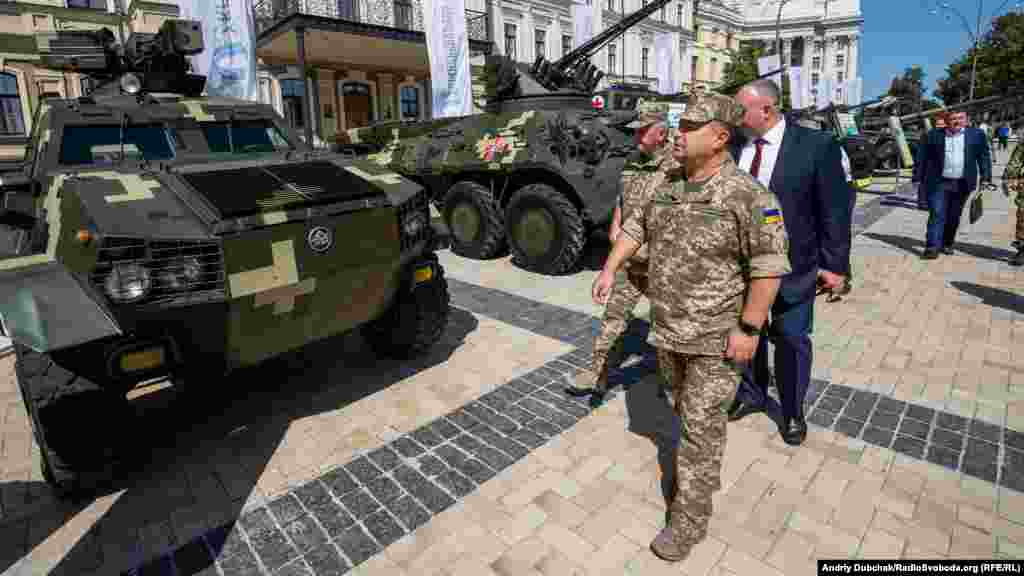 Міністр оборони України Степан&nbsp;Полторак оглядає бронетехніку, представлену на виставці