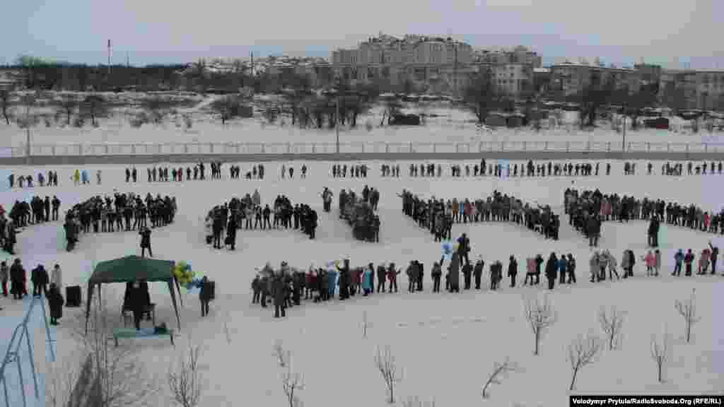 Кілька сотень гімназистів вишикувалися на шкільному стадіоні групами і створили слово &laquo;Україна&raquo;